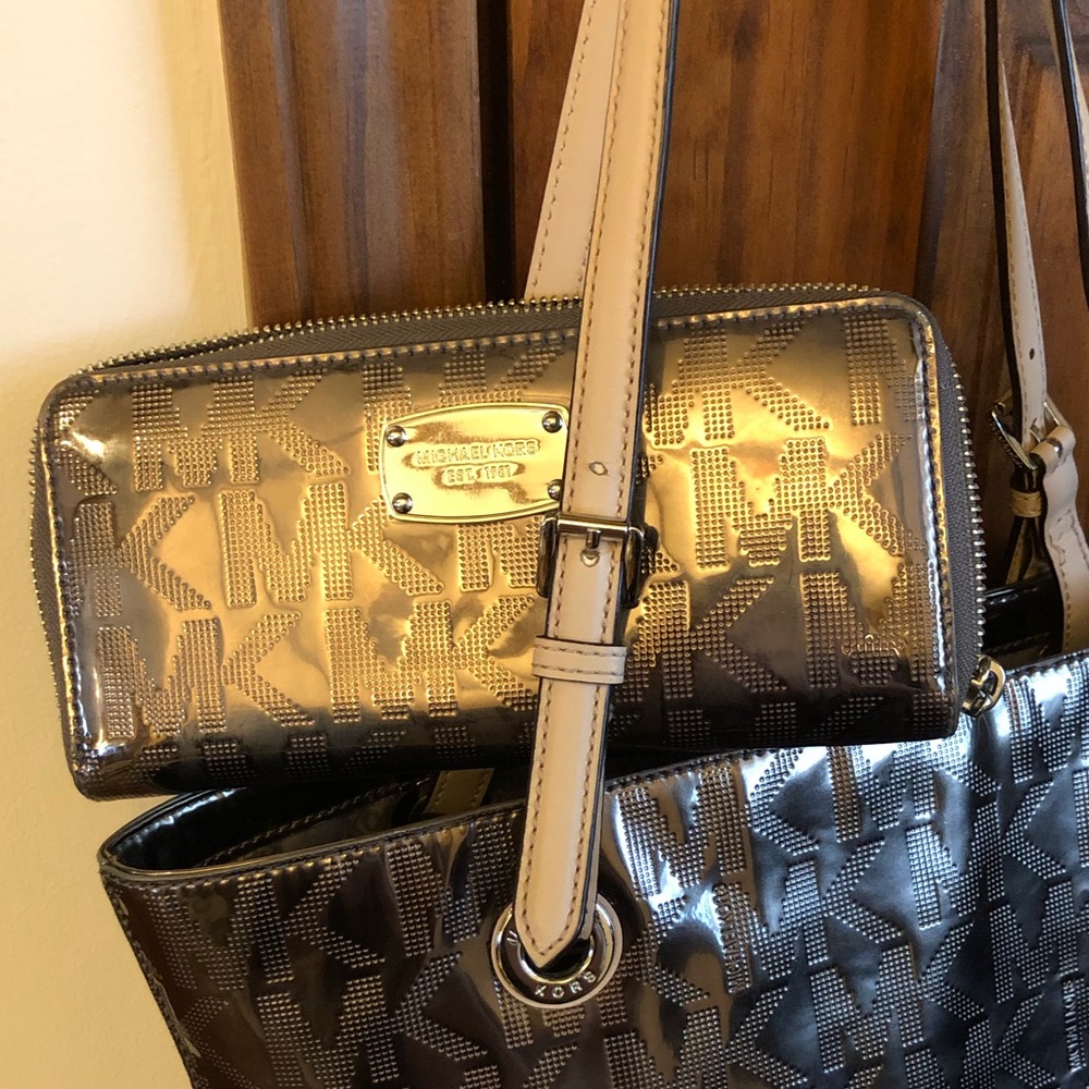 Michael Kors wallet, excellent condition.